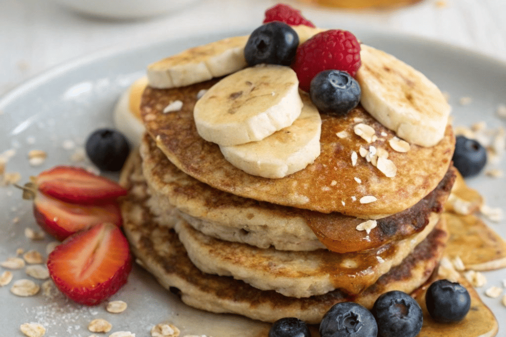 Tumpukan pancake gandum dengan topping buah