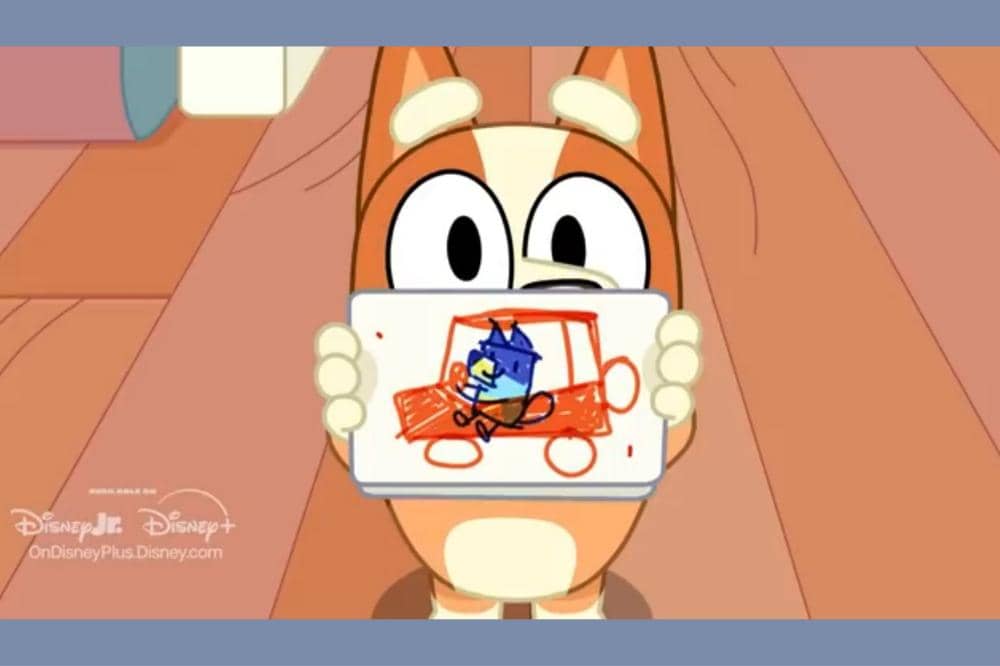 Karakter Bingo dari serial anak-anak Bluey Disney Junior memperlihatkan kartu ucapan ulang tahun. Gambar ini menampilkan suasana ceria khas 