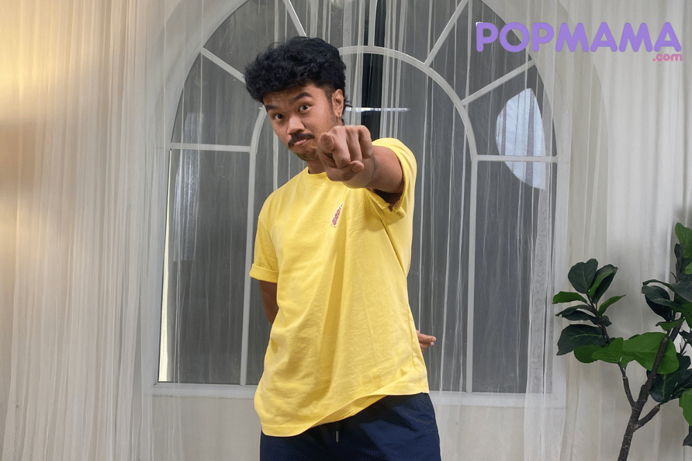 Kristo Immanuel berpose menunjukan jari 