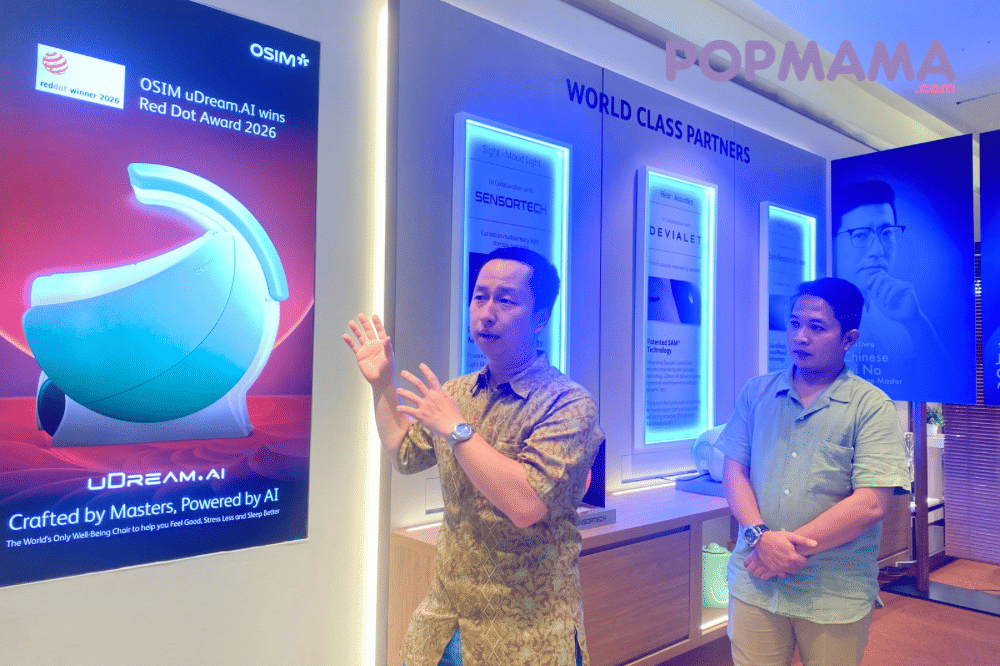 Relaksasi dengan Teknik Massage Tiga Master Dunia di Kursi Pijat AI.png