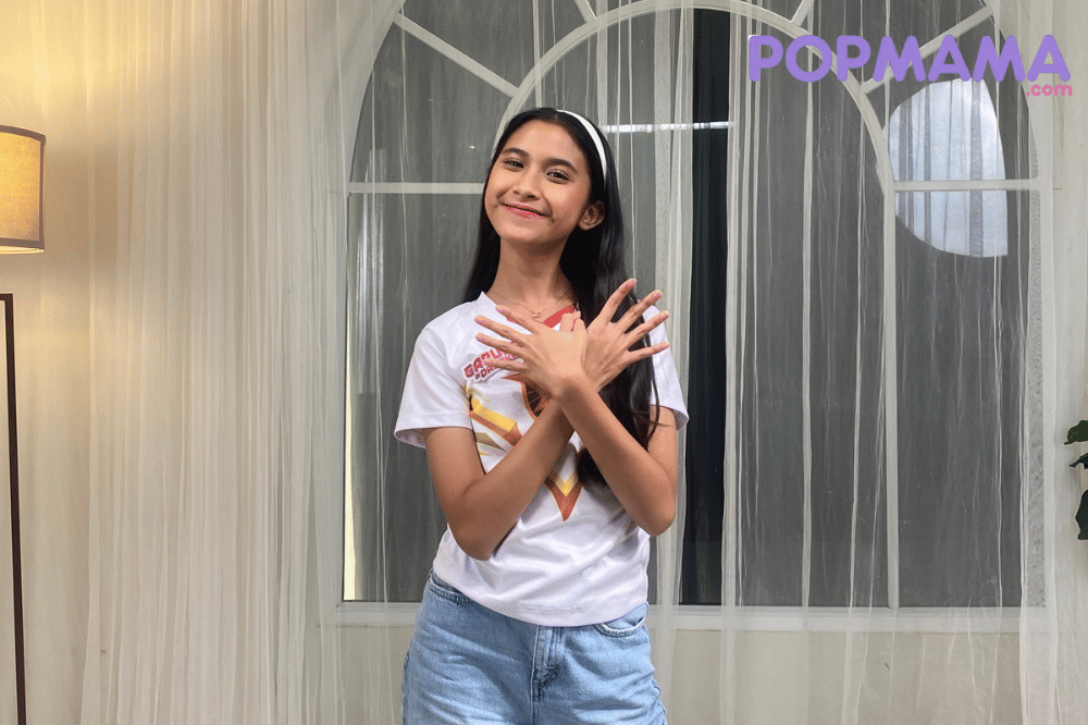 Quinn Salman mengenakan kaos berwarna putih sembari berpose 