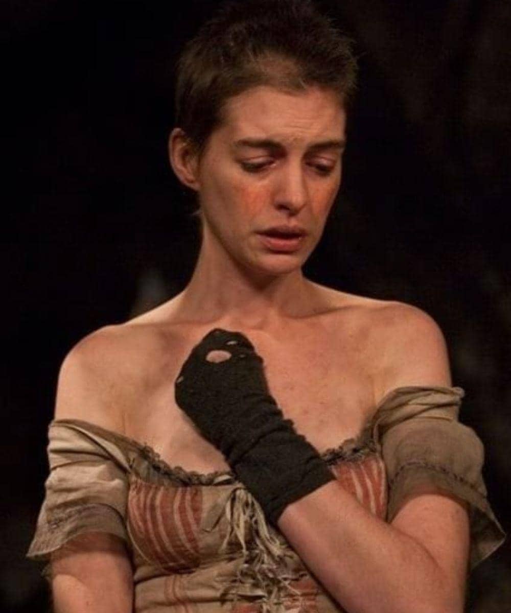 Anne Hathaway Jadi Bintang Tercantik 2026, Intip 12 Gayanya di Film! 12.jpg