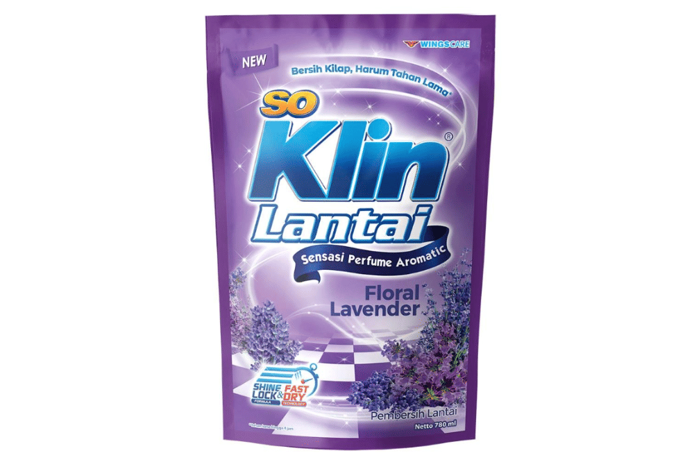 Kemasan cairan pembersih lantai So Klin Lantai varian Floral Lavender berwarna ungu dengan gambar bunga lavender di bagian depan.