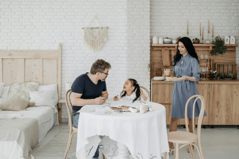 papa, anak perempuan, dan mama sedang bercengkrama