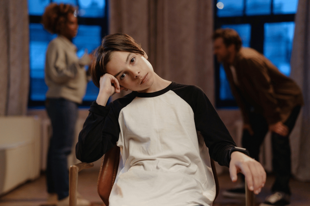 seorang anak laki-laki terlihat pusing