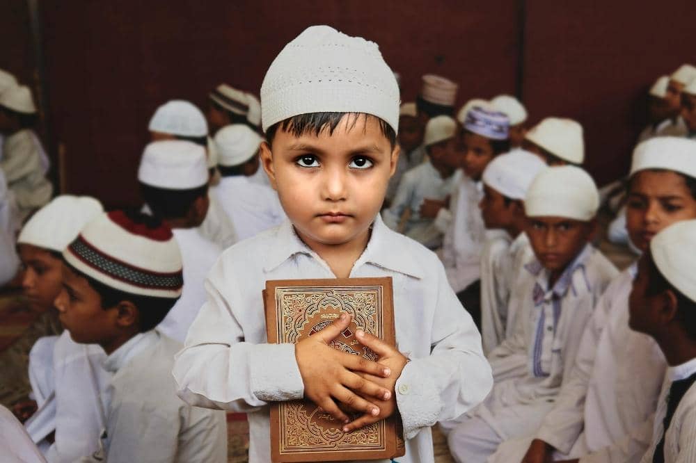 Seorang anak laki-laki memegang Al-Qur'an