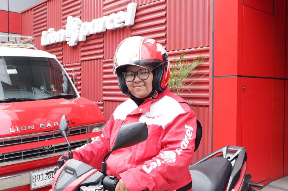 Kartini Masa Kini, Kisah Kurir Lion Parcel Menembus Batas 4.jpg