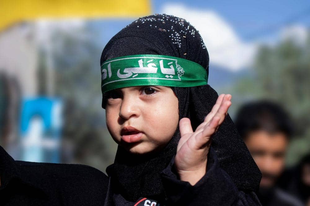 Seorang anak perempuan mengenakan hijab hitam