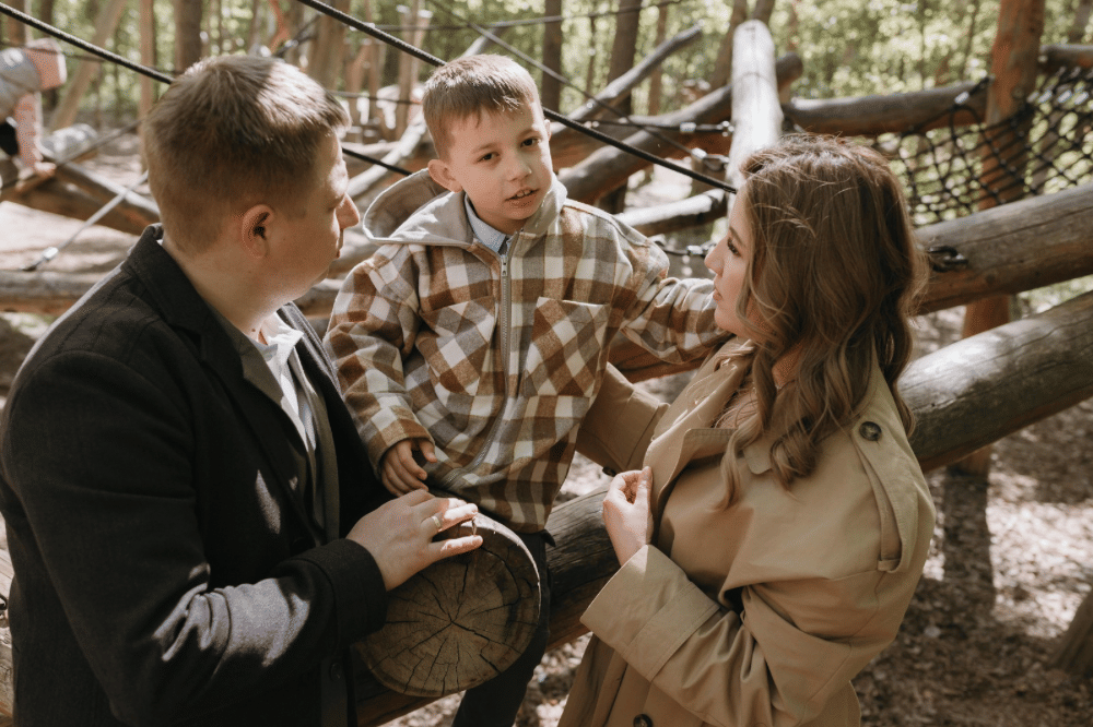 papa, anak, dan mama menghabiskan waktu di luar 