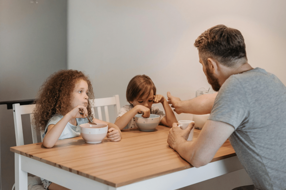 papa dan kedua anaknya sarapan bersama 