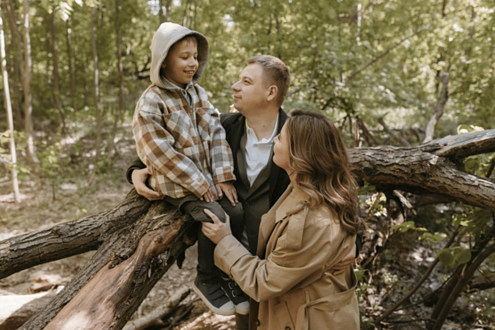 Papa, mama, dan anak laki-lakinya menghabiskan waktu di luar 