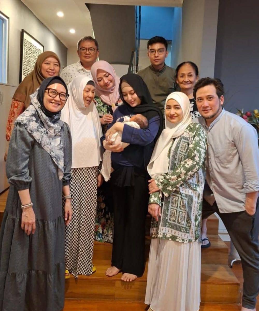 Momen Akikah Cucu Tengku Firmansyah dan Cindy Fatikasari