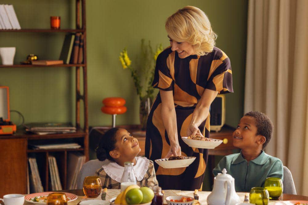 Mama memberi makan anak-anak