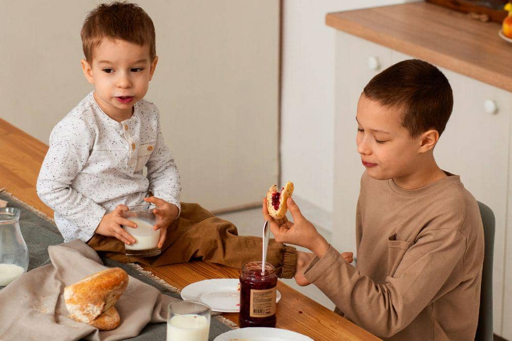 Adik dan kakak makan bersama