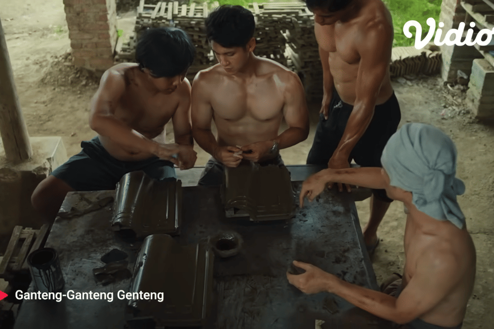 5 Fakta dan Sinopsis Serial Ganteng-Ganteng Genteng, Ide Absurd Viral