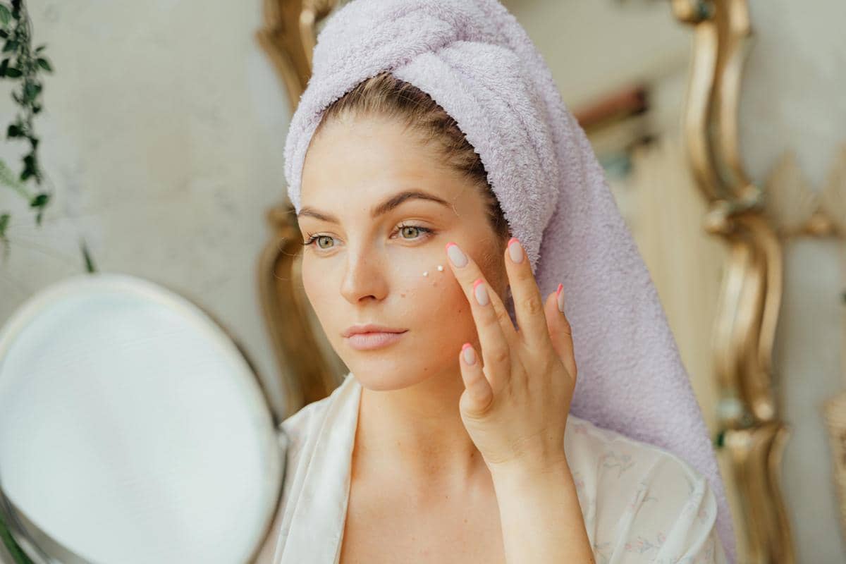 Menggunakan moisturizer untuk membuat kulit lembap dan kenyal