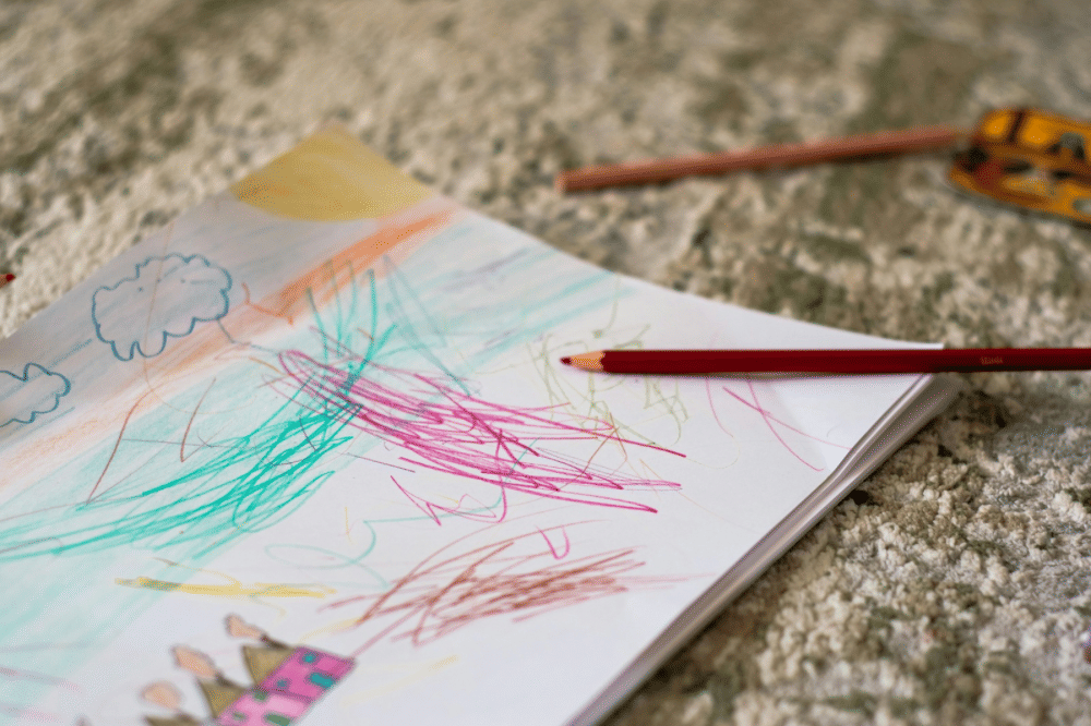 Buku gambar dengan hasil coretan gambar