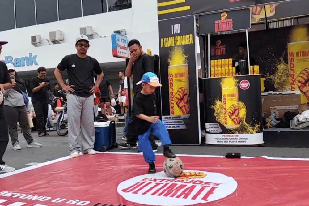 Zaki sedang menunjukkan skill freestylnya 