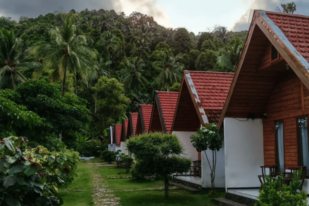 8 Penginapan Dekat Pantai Malang Selatan, Cocok untuk Healing (3).png