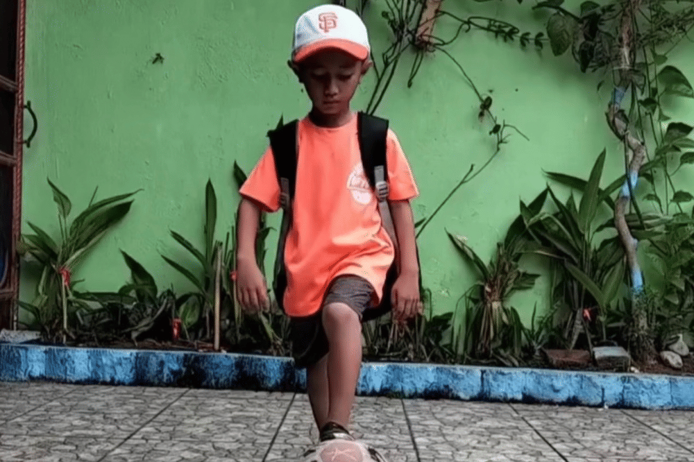 Zaki saat melakukan tren memasukan bola ke dalam ransel 