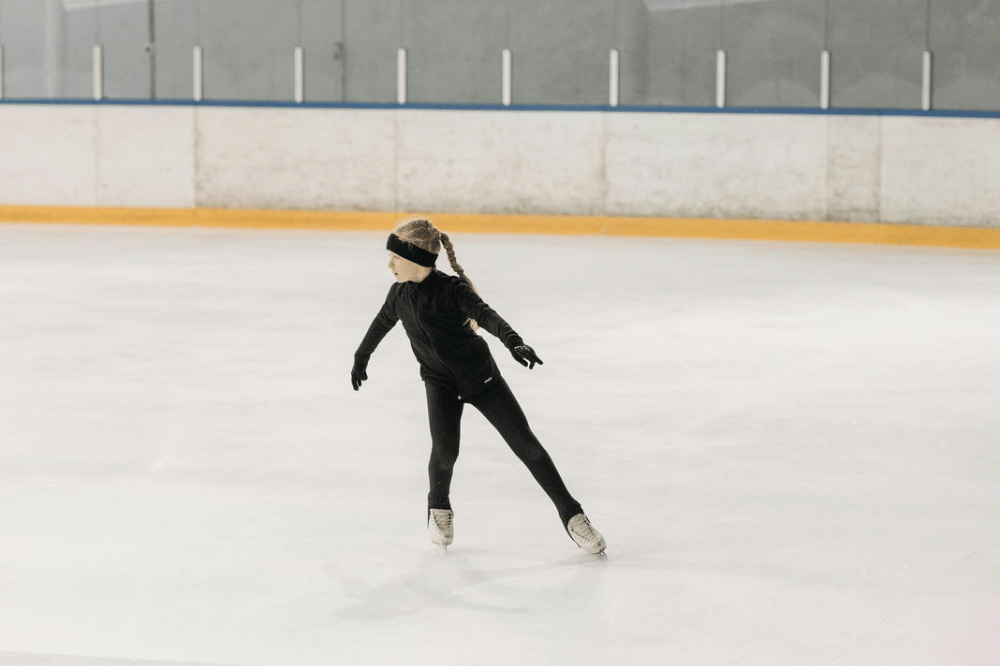 Seorang anak perempuan sedang ice skating