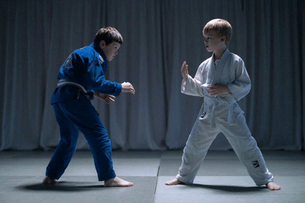 dua orang anak laki-laki melakukan olahraga judo