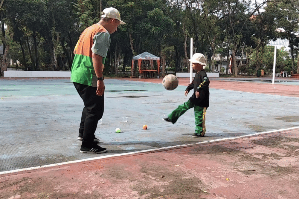 Zaki dan sang Papa sedang melakukan challenge bersama 