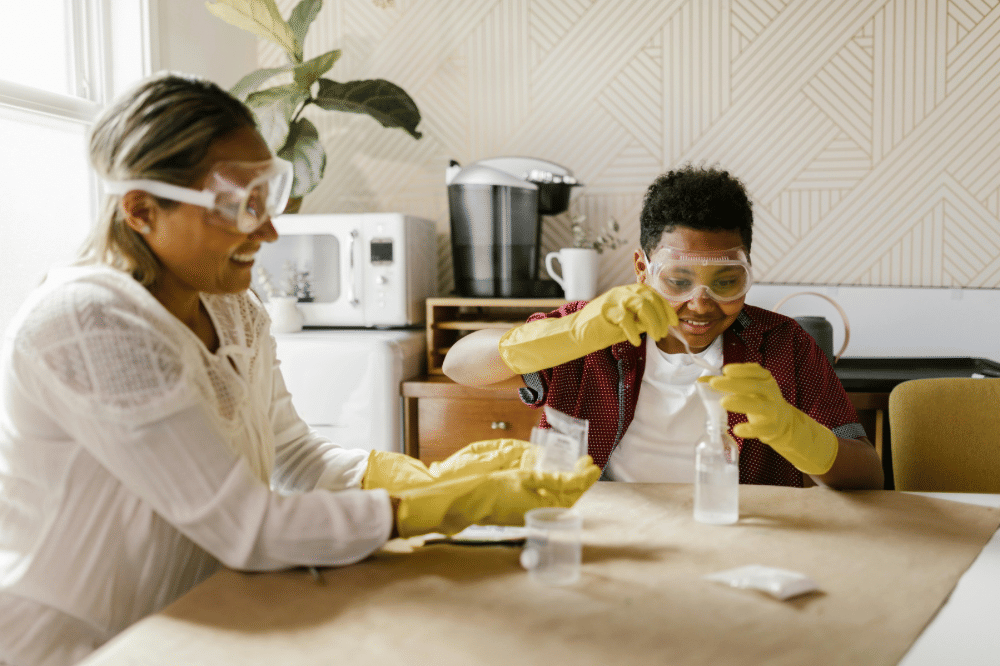 Mama dan anak laki-lakinya sedang melakukan eksperimen