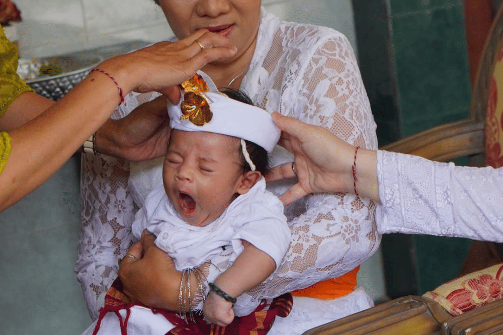 Upacara Mecolongan Matheo Anak Elodie Bouttier 6.