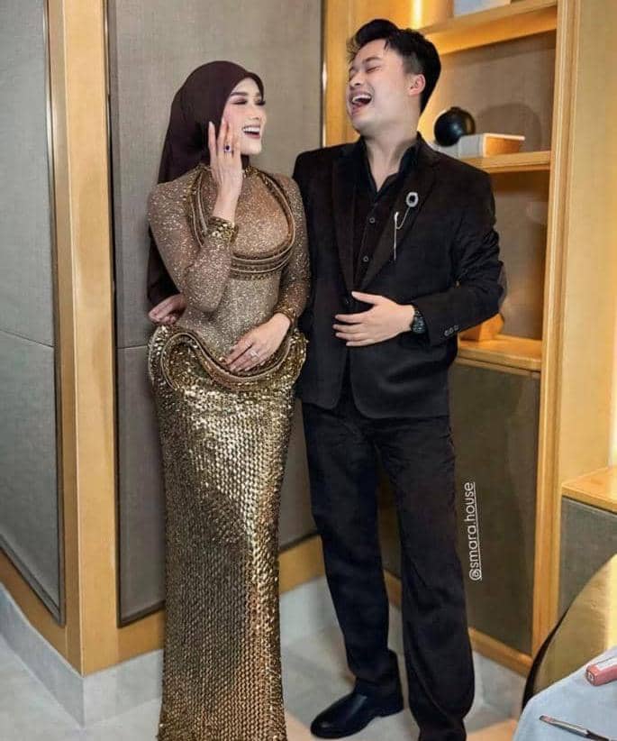 Penampilan Maia Estianty dan Mulan Jameela saat Resepsi El Rumi 5.jpg