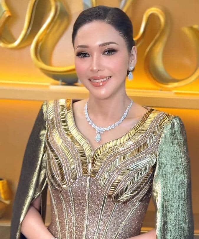 Penampilan Maia Estianty dan Mulan Jameela saat Resepsi El Rumi 6.jpg