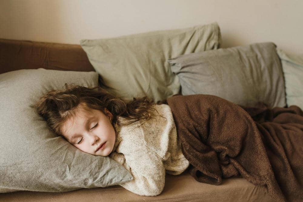 Anak perempuan tidur siang