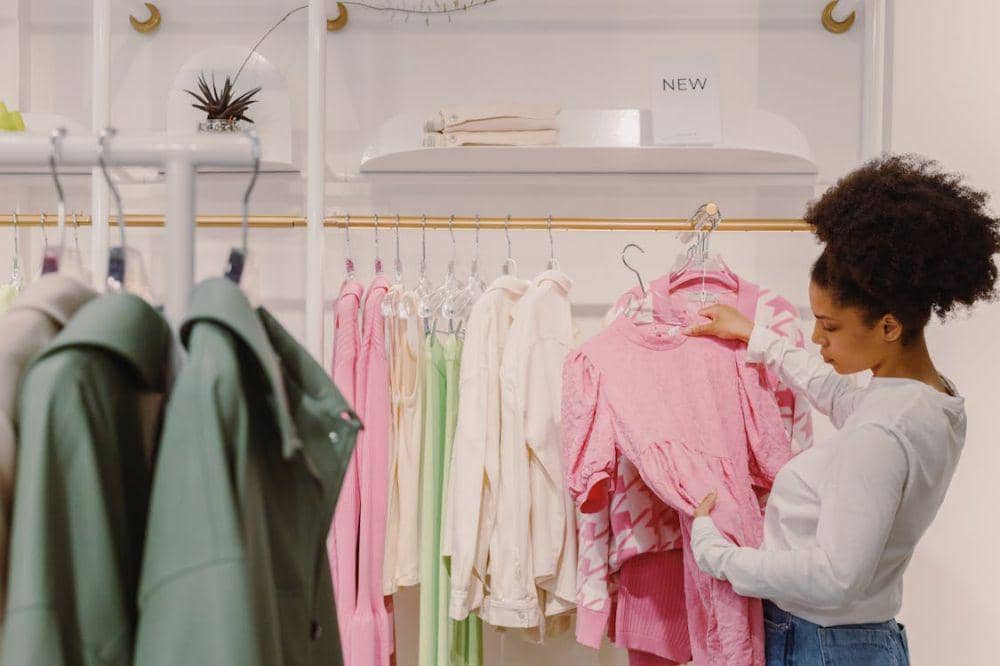 6 Arti Mimpi Beli Baju Baru, Pertanda Transformasi Diri