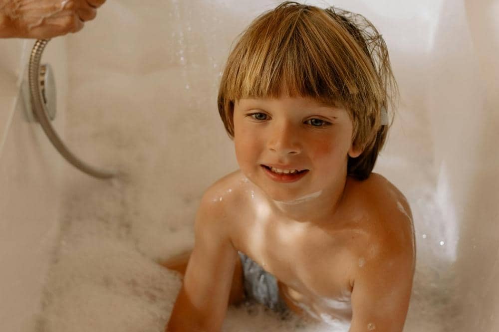Anak laki-laki sedang mandi