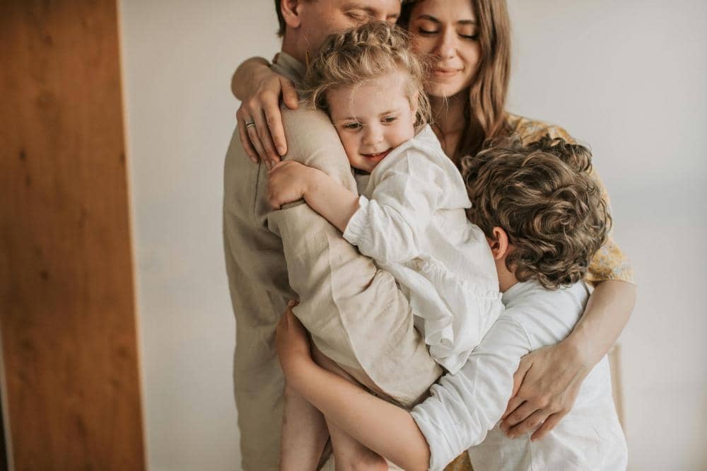 Keluarga sedang berpelukan