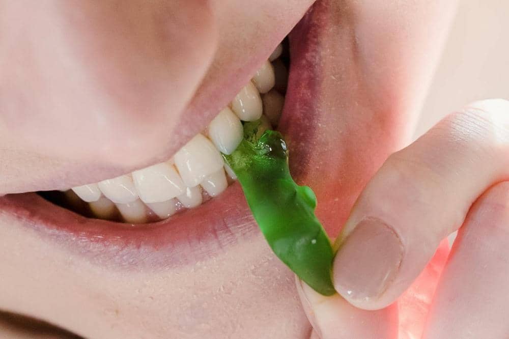 Mama memakan permen anak