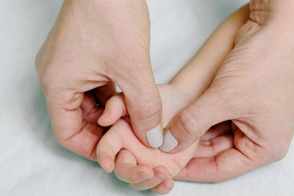 Mama memijat tangan anak