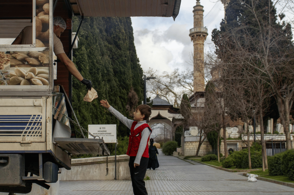 Seorang anak laki-laki sedang memesan makanan