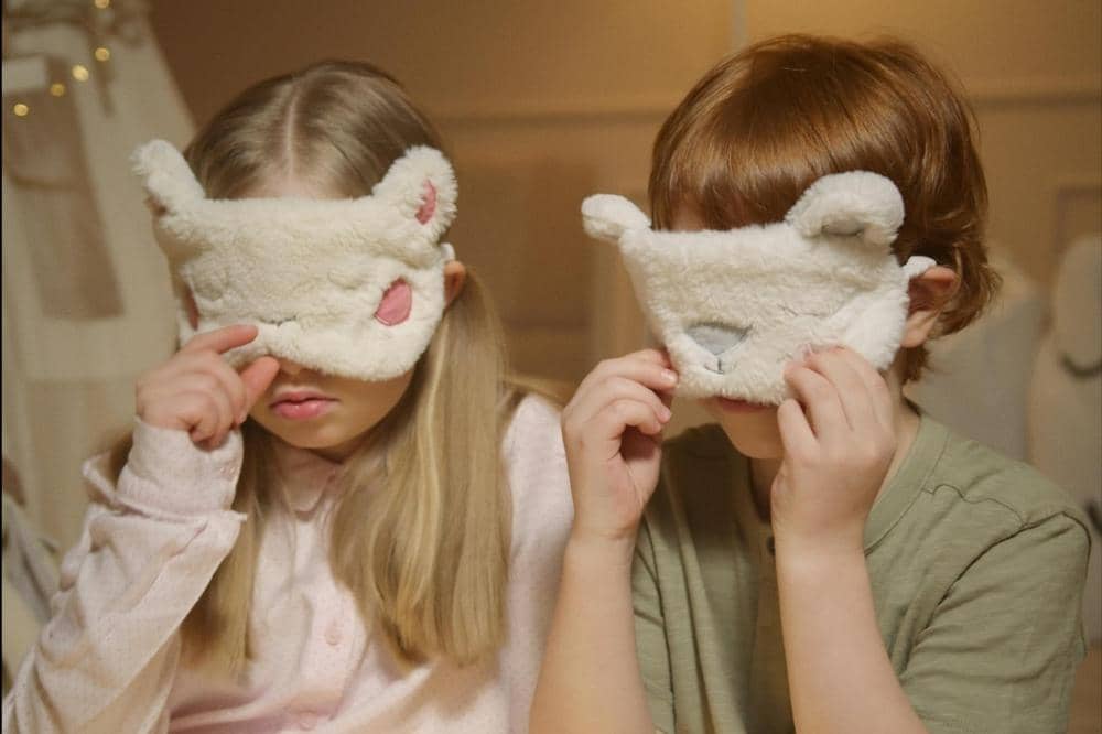 2 anak memakai masker mata