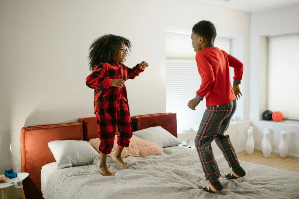 2 anak lompat di kasur