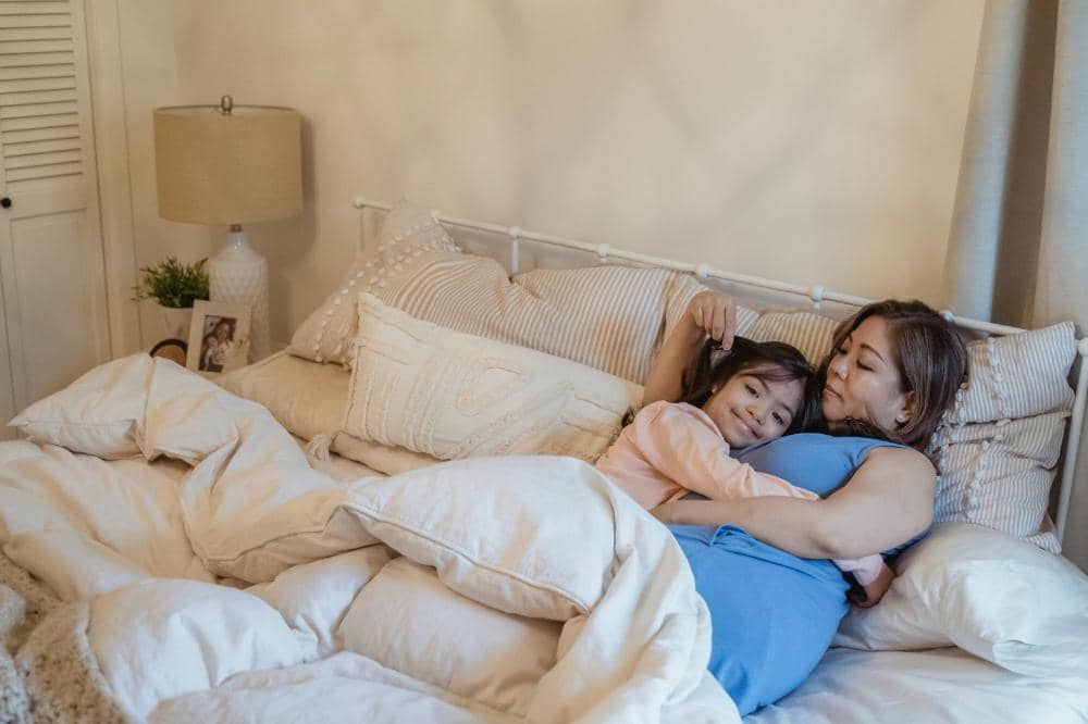 Anak perempuan memeluk Mama