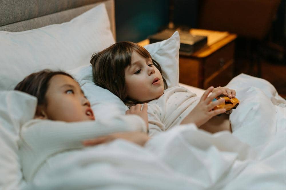 7 Hal yang Sebenarnya Anak Butuhkan Sebelum Tidur, Bukan Caper