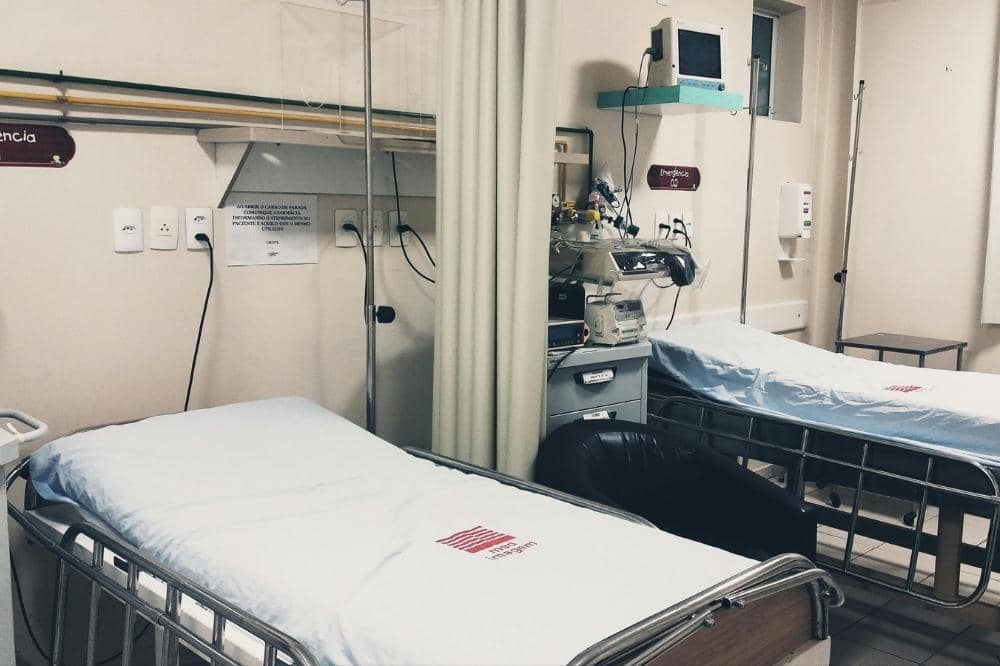 Dua tempat tidur pasien di ruang perawatan rumah sakit