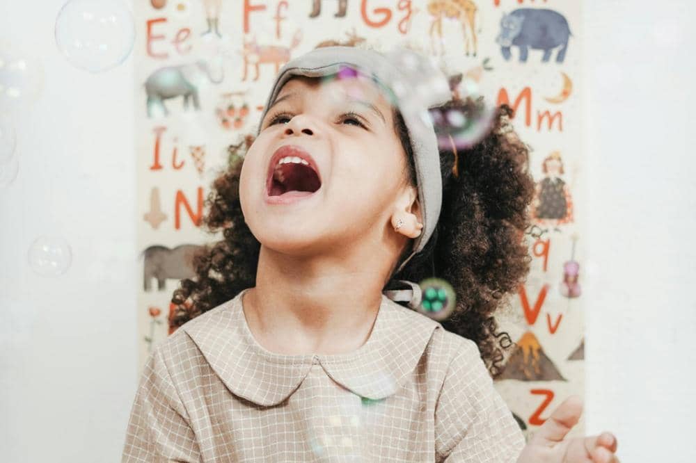 Anak perempuan sedang bernyanyi