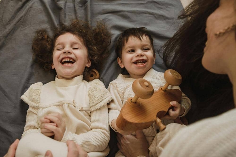 Mama tertawa dengan anak