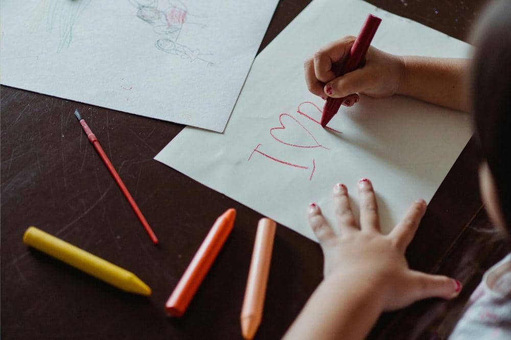 7 Tanda Anak Belum Siap Menulis, Jangan Dipaksakan Ma!