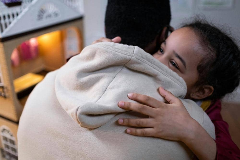 Papa mendengar anak cerita