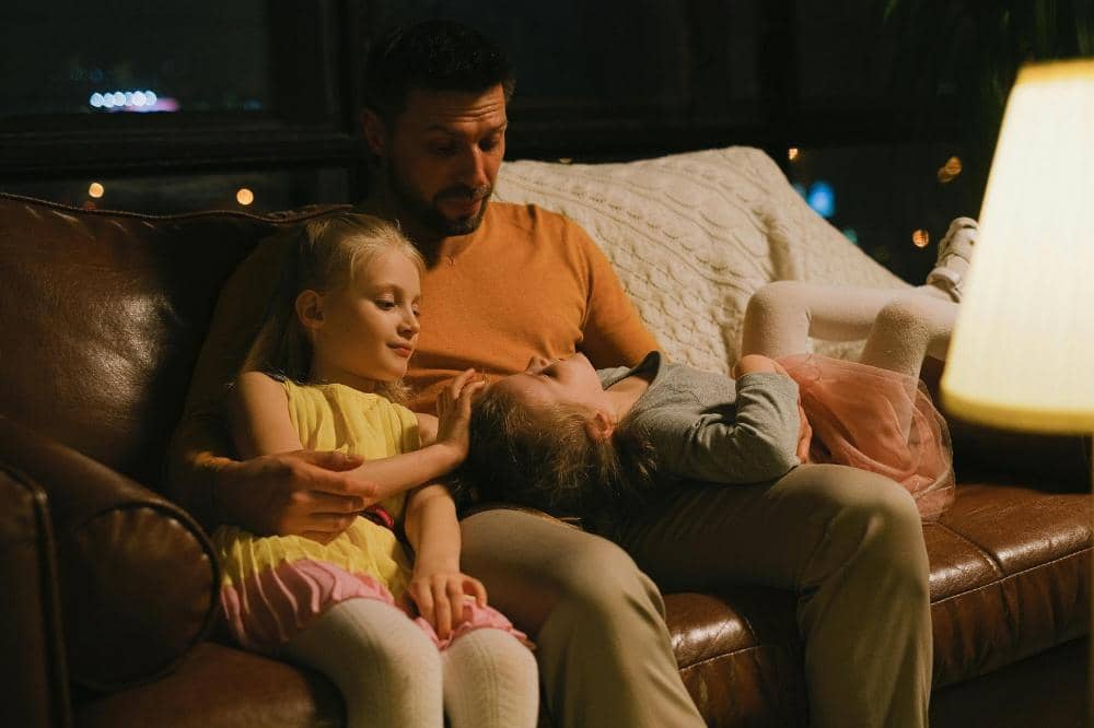 Anak dan Papa duduk bersama