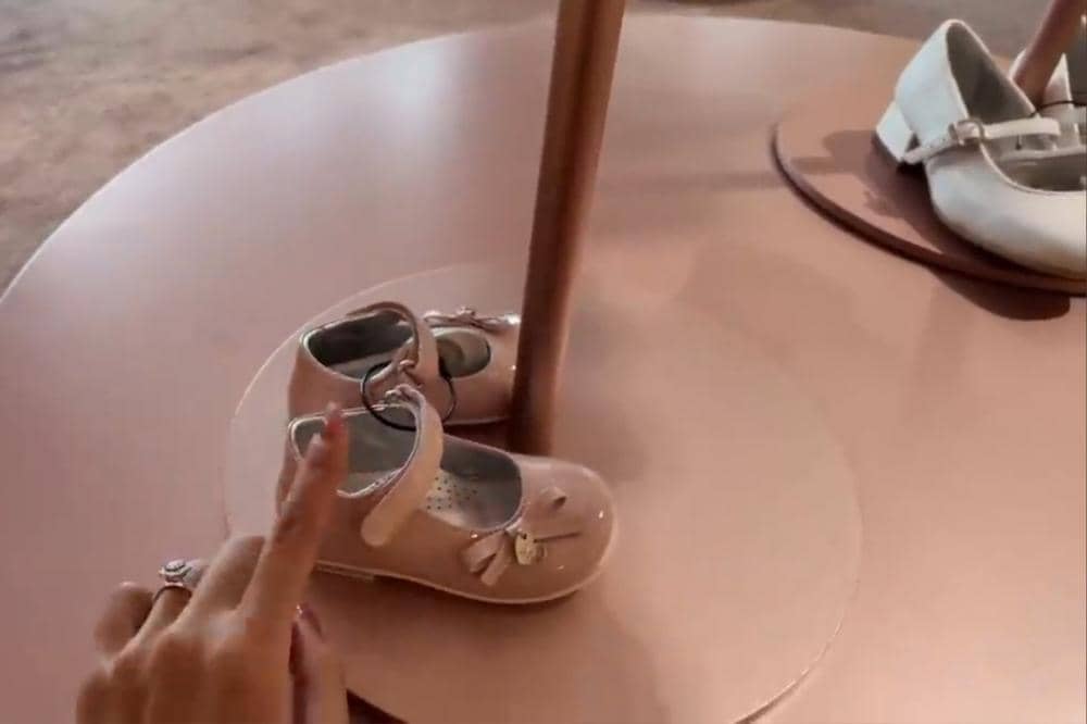 Sepatu Kamari saat belanja dress after-party