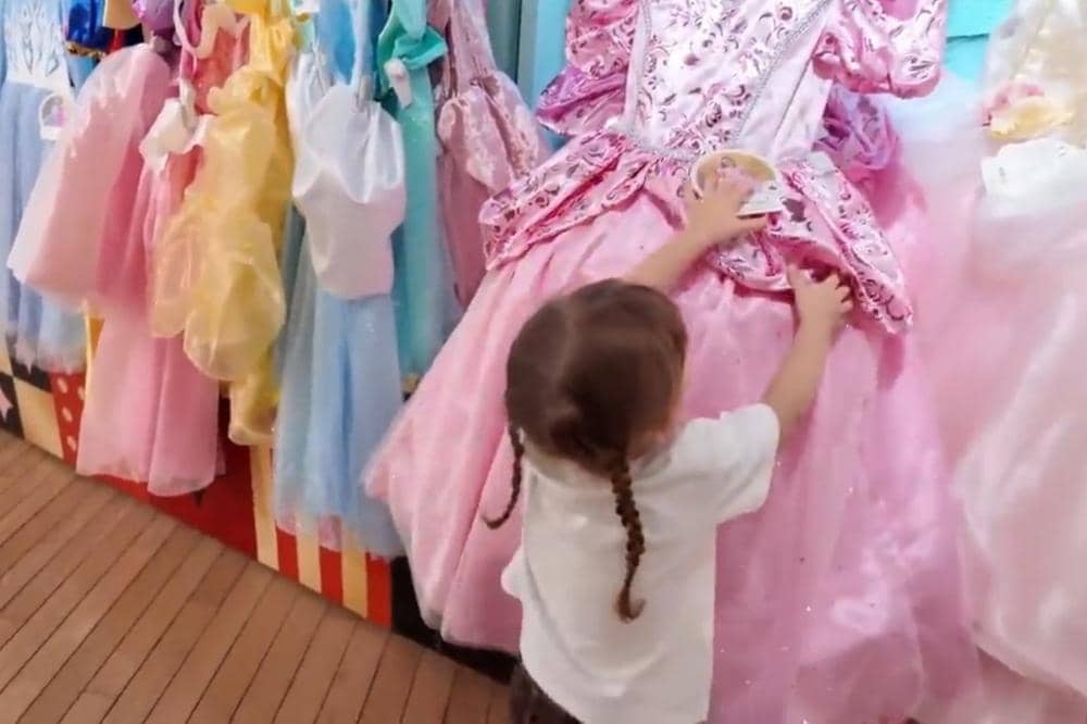 Kamari saat belanja dress after-party